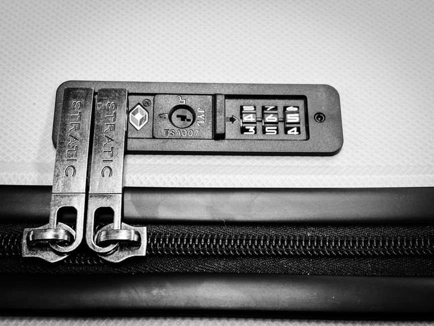 قفل TSA أم قفل عادي: أيهما أنسب لرحلاتك الدولية؟